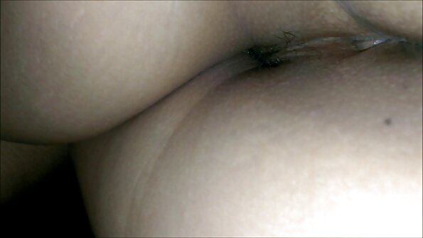 Brunette Dana Dearmond සග වාර්තාකරුවෙකු සමඟ කෙලෙසයි