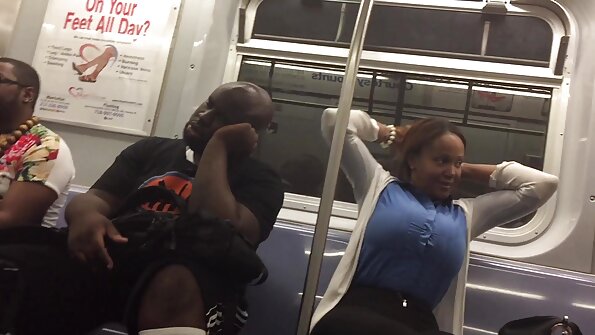 රතු තොල් සහිත ඉදුණු දුඹුරු පැහැයක් ඇගේ හුත්ත සරඹයි