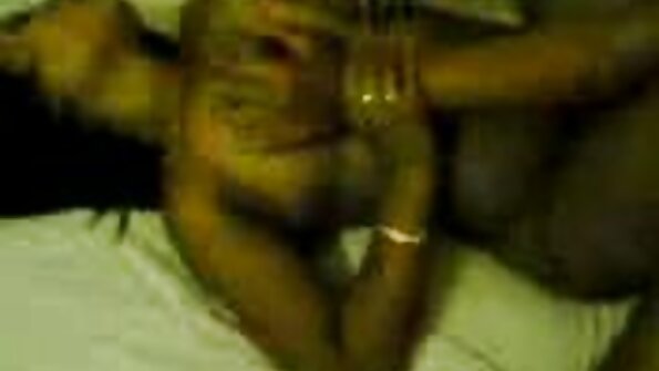 බුස්ටි මිල්ෆ් කුකුළා උරා බොමින් පහර දෙනවා