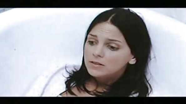 අඳුරු හිසකෙස් ඇති ලැටිනා රිකීගේ ස්පන්දනය ඇගේ පස්ස තුළට ගෙන යයි