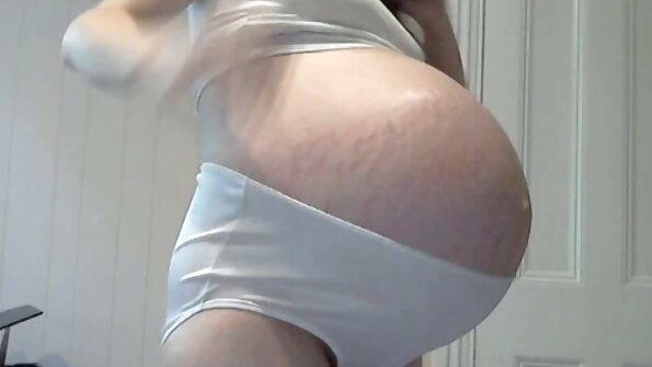 බුබුළු සහිත තනපුඩු සහිත ලිංගික කුසගින්නෙන් පෙළෙන MILF ප්‍රබල ශක්තියෙන් ස්වයං වින්දනයේ යෙදේ