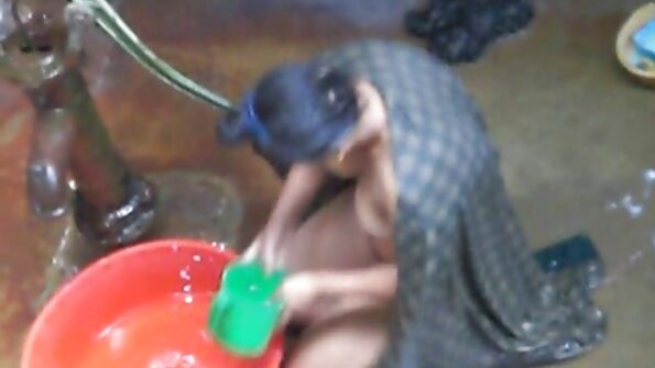 වෑන් පවුම් යහන මත රන්වන් MILF පච්ච කොටා ඇත