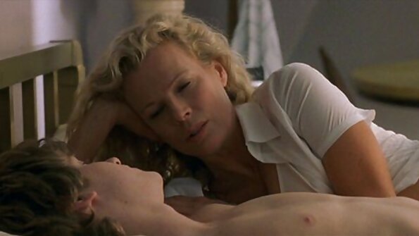 Alexis Fawx තරුණ පෙකර් ඇගේ මුහුණ මත පිපිරෙන තුරු සේවය කරයි