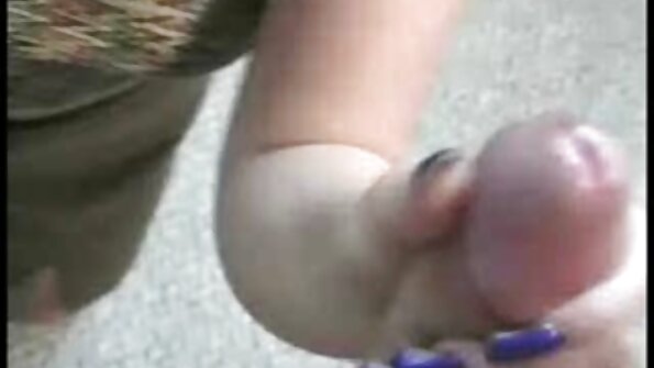 ලස්සන ගැහැණු ළමයින් කණ්ඩායම් ලිංගික සැසියක් පවත්වයි