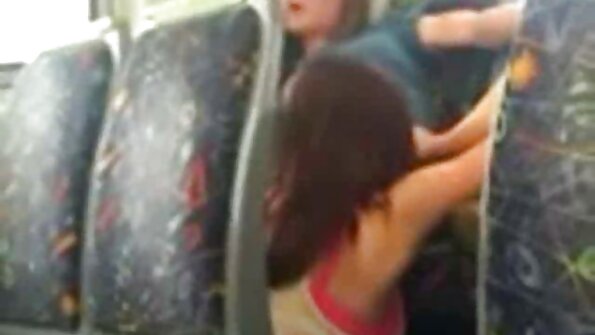 දුඹුරු පැහැති හිසකෙස් ඇති දඟ පන්දු යවන්නෙකු වන ජේඩ් ඇම්බර් මෝටර් රථය තුළ කෙලවර වේ