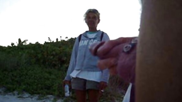 සොෆී මාරි සුළු දියණියගේ පුක ලෙවකමින් සතුටක් ලබයි