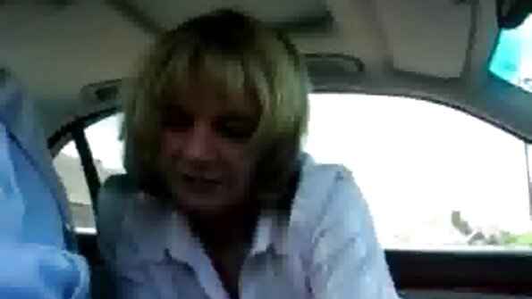 ලෙගී කළුවර ඇගේ බූටෝල් විශාල ඩික් වලින් පුරවා ඇත