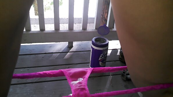 ලින්ඩ්සේ ෂැරොන් ඇගේ නිවසේ කෙලෙව්වා