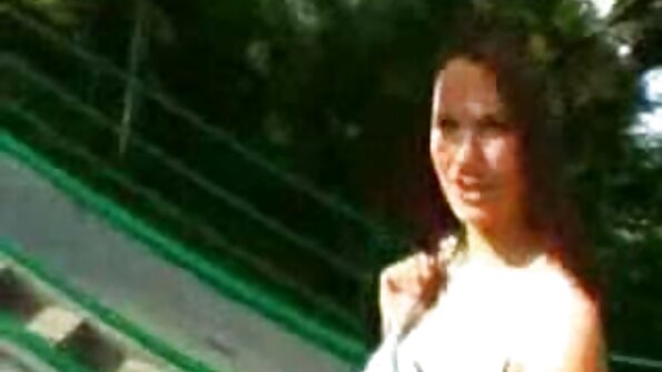 පච්ච කොටා ඇති කෙටි හිසකෙස් ඇති වෙන්ච් ඇඳේ ලස්සනට කෙලවා ඇත