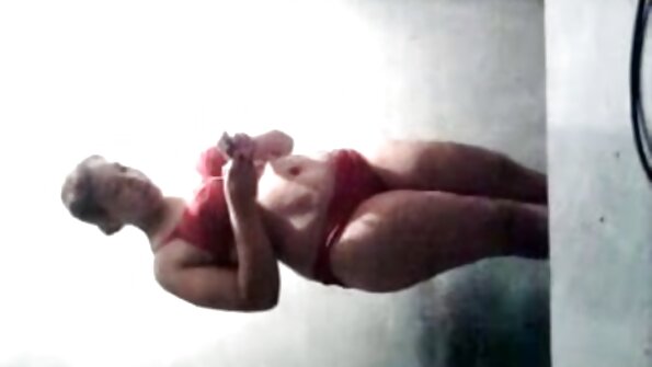 සුරූපිනියන් වන Avery Black සහ Alexis Zara පුස් පැටවුන් දෙදෙනෙකු සඳහා එක කුකුළා බෙදා ගනී