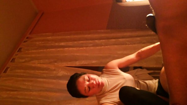 ජෙනිෆර් ඇම්ටන් ඇගේ කූඩුව උණුසුම් ජිස් වලින් පුරවා ගනී