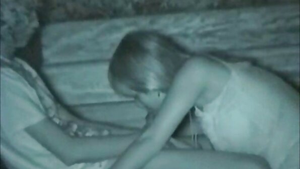 විදේශීය සුරූපිනියන් වන Gia Milana සහ Tia Cyrus බිම කෙලවෙති