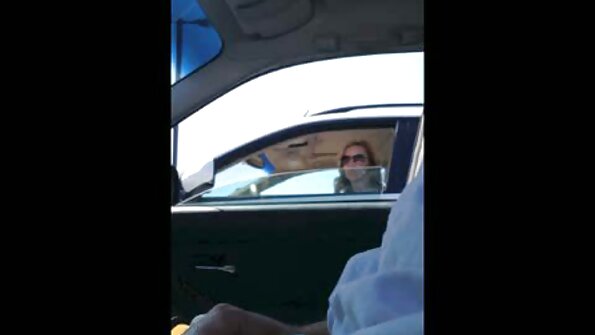 සිහින් සිරුරක් ඇති කළුවර විවිධ ඉරියව්වලින් ප්‍රසන්න ලෙස කෙලවරයි