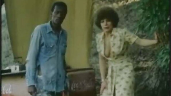 නව යොවුන් වියේ කළු ගැහැණු ළමයෙක් ඇලෙක්සිස් ටේ මෝටර් රථය තුළ කුකුළා උරා බොමින් ලිංගිකව හැසිරේ