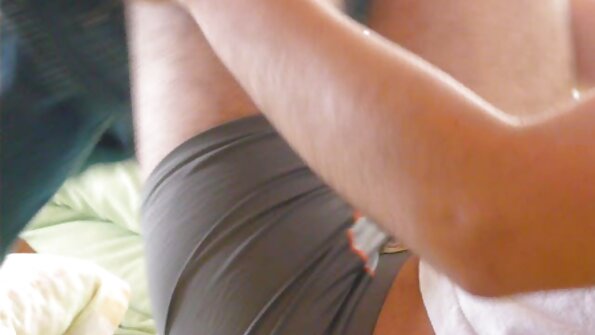 ලිලී ලැරිමාර් රොක් දෘඪ කුකුළා ඇගේ යෙහෙළිය සමඟ බෙදා ගනී