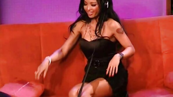 රැවටිලිකාර පෙම්වතිය වන කෙන්ඩල් ක්‍රොස් මෝටර් රථයේ පැටලී සිටියේය