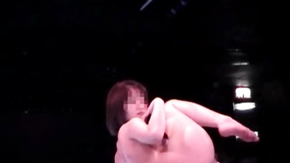 අඳුරු හිසකෙස් ඇති කාන්තාවක් කුකුළා උරා බොයි