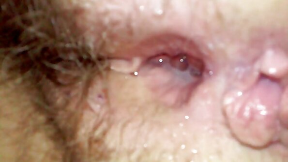 ලිලිත් මෝනිංස්ටාර් ගරාජය තුළ ඉස්කුරුප්පු කරයි