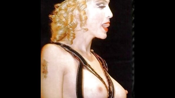 ආසියාතික පුංචි කෙල්ල කඩවසම් කොල්ලන්ට කැමතියි