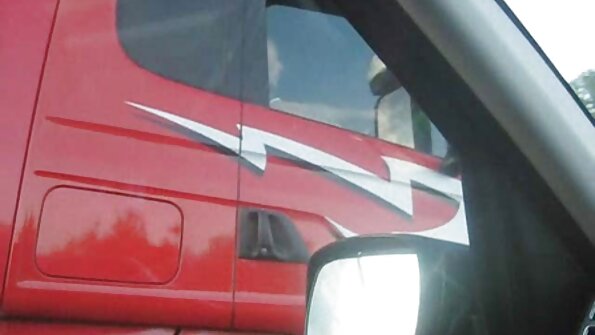 MILF Dava Foxx විශාල පියයුරු සහිත ඔහුගේ පුතාගේ මිතුරෙකු සමඟ ලිංගිකව හැසිරේ