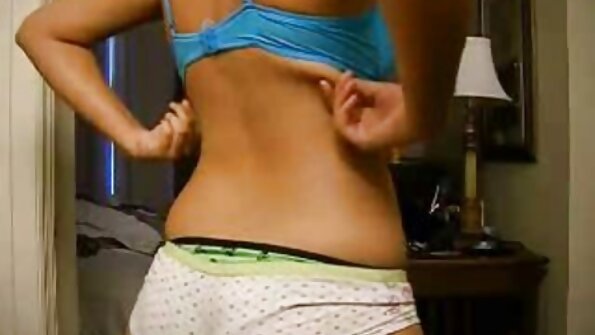 කාමුක පරිණත රෆායෙලා දැඩි ආශාවකින් ඇඳේ ස්වයං වින්දනයේ යෙදේ