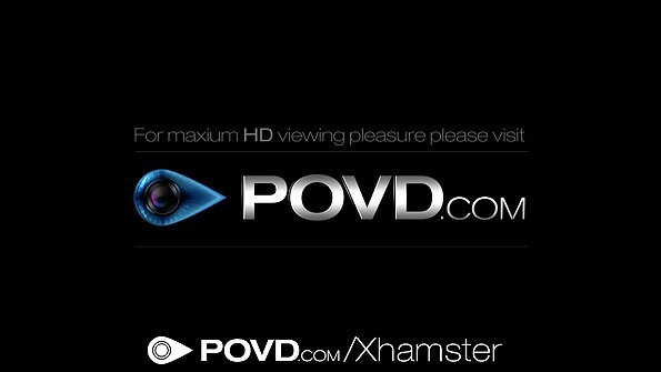 Voluptuous brunette යනු දුම් පානය කිරීම සහ ඩික් උරා ගැනීමයි