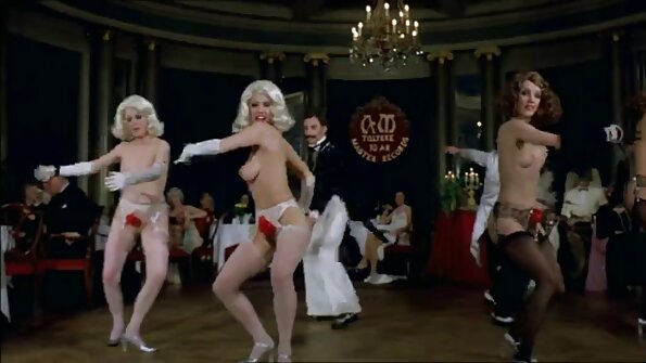 නීනා එල්ලේ උද්යෝගිමත් මගුලකින් පසු ඇගේ විශාල තනපුඩු මත කැක්කුම ලබා ගනී