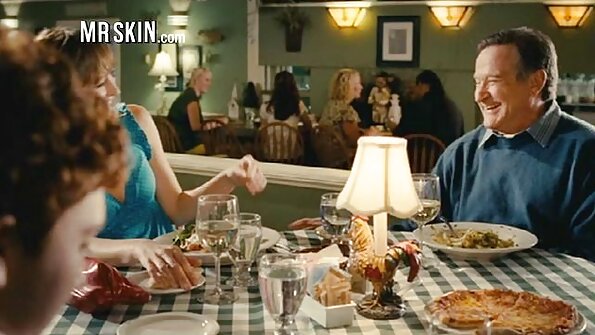 ක්ලෝයි චෙරි හිස ලබා දීමෙන් පසු ගල් කුකුළා පදියි