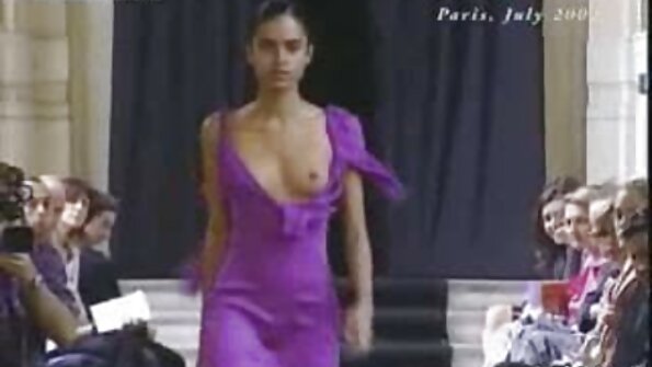 ඇලෙක්සා මූඩ් කුස්සියේ ඇගේ තෙත් පුක සමඟ සෙල්ලම් කරයි