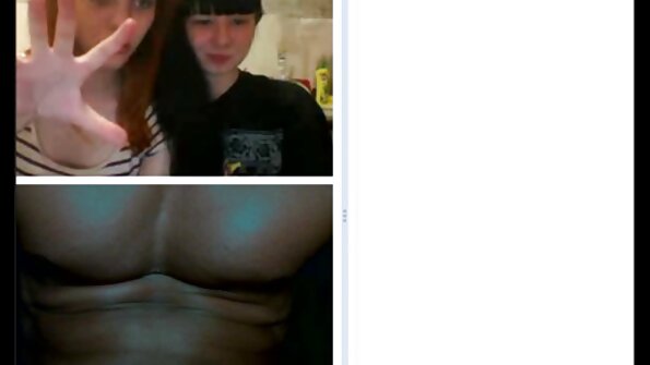 දුඹුරු පැහැති කාන්තාවක් ලිංගිකත්වය නරඹමින් ස්වයං වින්දනයේ යෙදී සිටී