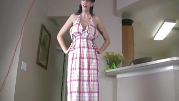 ලුසී ඇගේ ස්නැච් එක තුළ කුකුළා ගැනීමට පෙර වාෂ්ප සහිත බ්ලෝජොබ් එකක් ලබා දෙයි