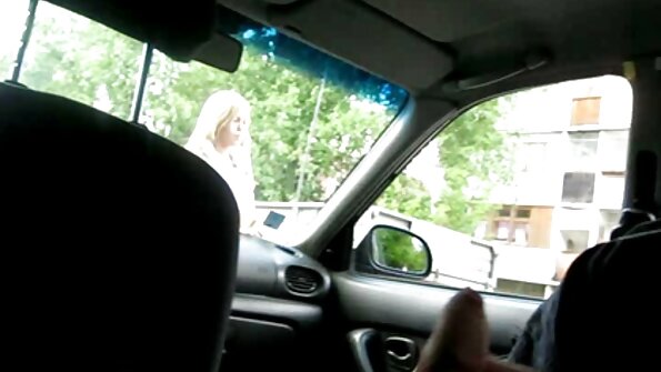 එක කොල්ලෙක් හොට් බ්ලොන්ඩස් දෙන්නෙක්ට කෙලවනවා