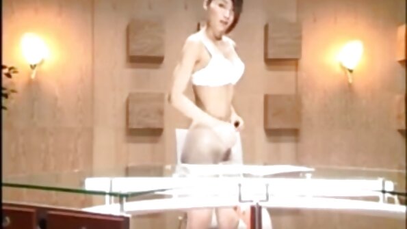 පෑන්ටිහෝස් ඇඳගත් සරාගී පෙම්වතිය තටාකය අසලින් කෙලවර වේ