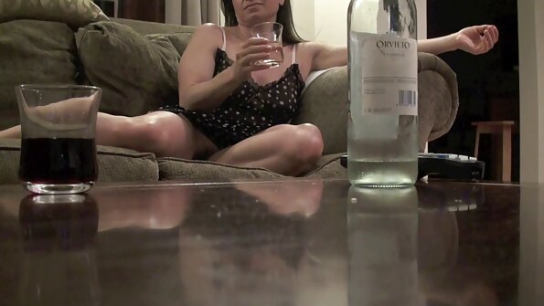 රෙඩ්හෙඩ් සුරූපිනිය බියන්කා රෙසා එළිමහනේ පච්ච කොටා ගත් පෙම්වතාට මඟ පෙන්වයි