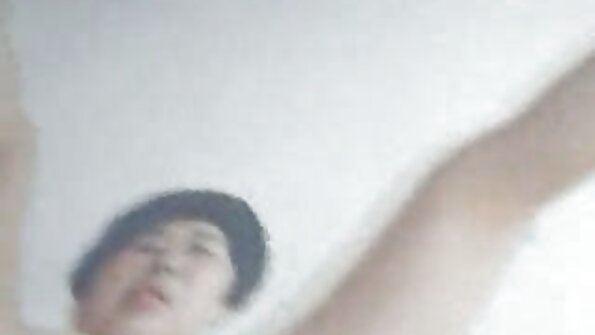 අං බබෙක් වින්නා රීඩ් ඇගේ තෙත් ස්නැච් සමඟ ඇඳේ සෙල්ලම් කරයි