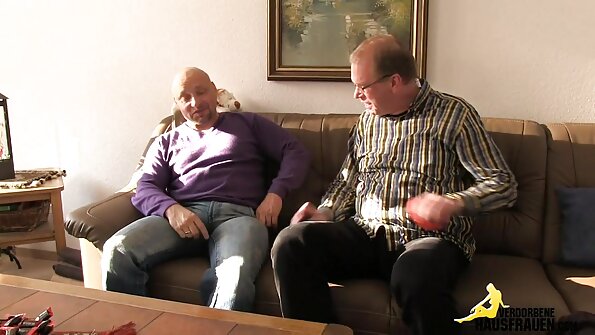 Busty brunette පිටුපසින් කෙලෙව්වා