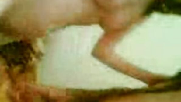 Carmen Caliente ඇගේ රැවුල කපන ලද ස්නැච් එකෙහි ගල් කුකුළා ගනී