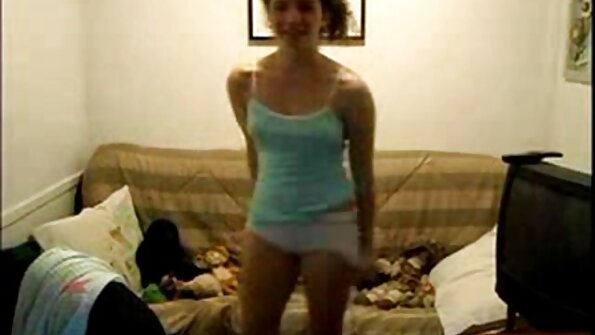 Curly haired spinner Cecilia Lion ඇගේ පුංචි පුකේ අවුල් කරයි