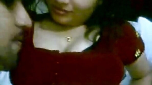 කුඩා ප්‍රමාණයේ බිම්බෝ කැන්ඩි වයිට් ඇගේ පුකේ තොල් විශාල පිත්තක් සඳහා විහිදුවයි