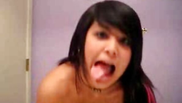 රැලි සහිත කොණ්ඩේ බිම්බෝ අග්ගිස් ඇන්ඩෘස් ඇගේ සුළු පියාගෙන් නිසි පහරක් ලබා ගනී