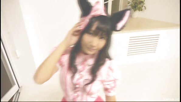 ලස්සන තනපට සහිත නව යොවුන් වියේ නොයෙල් ඊස්ටන් කෙලවමින් බඩ උරා බොයි