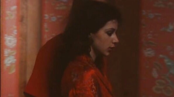 උණුසුම් කාන්තාව නිල ඇඳුමින් සිටින පිරිමි ළමයින්ට කැමතියි