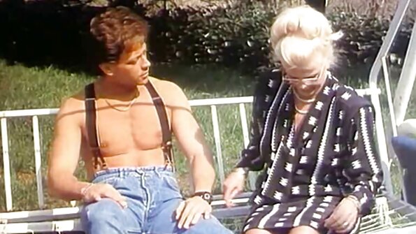 කුකුළාට ආදරය කරන බබා පිස්සුවෙන් මෙන් ගැඹුරට වේ