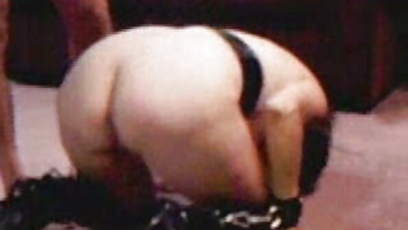 තීන්ත ගාගත් කෙලෙස් කිටී කැරේරා ඇගේ පුකට දරුණු කුකුළා ගනී