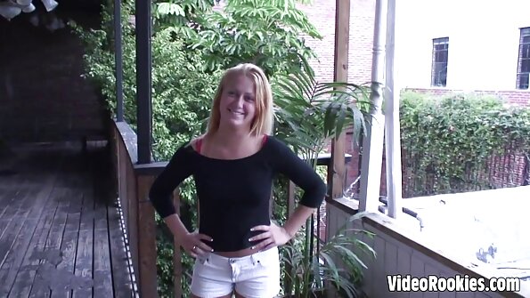 කළු මේස් වල පැටවා කකුල් විහිදුවයි