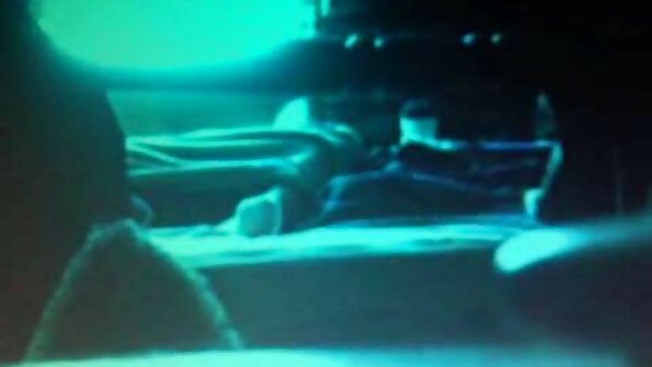 කණ්නාඩි පැළඳ සිටින කුඩා මුඩුක්කු POV හි විශාල කුකුළා උරා බොයි