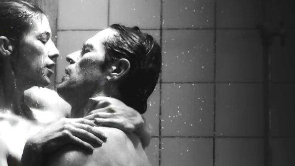 Silvia Saige සහ Kat Monroe දැඩි ශක්තියෙන් එකිනෙකා ලෙවකයි