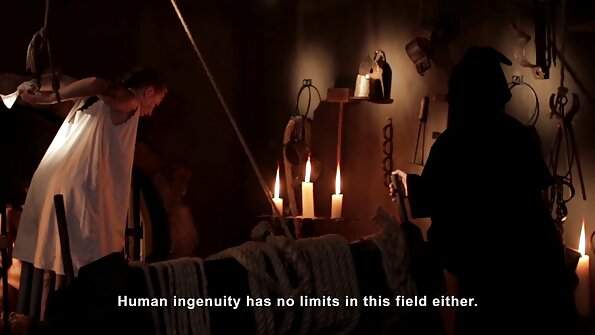 POV හි අඳුරු සැරයටිය සේවය කරන කෙටි කෙස් සහිත ස්ලට් ගම්මිරිස් හාර්ට්