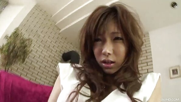 රේචල් ස්ටාර් එළිමහනේ විශාල තනි ඇසක් ඇති සර්පයා උරා බොමින්