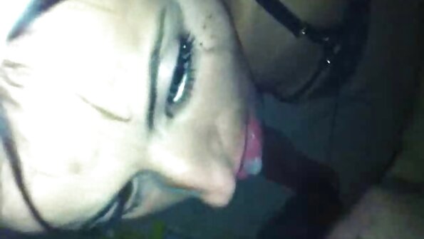 නිල් ඇස් ඇති රන්වන් කාන්තාවකට ගුද සංසර්ගය අවශ්‍යයි